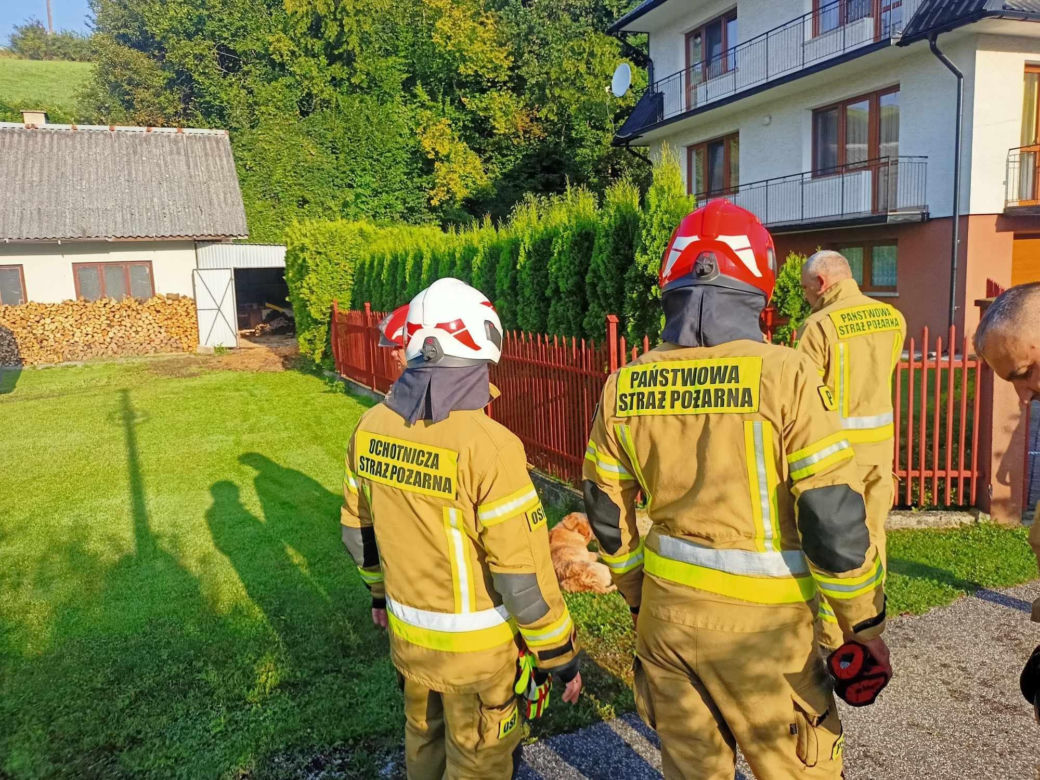 Krosna. Psiakowi groziła straszna śmierć. Uratowali go strażacy. Wzruszające zdjęcia