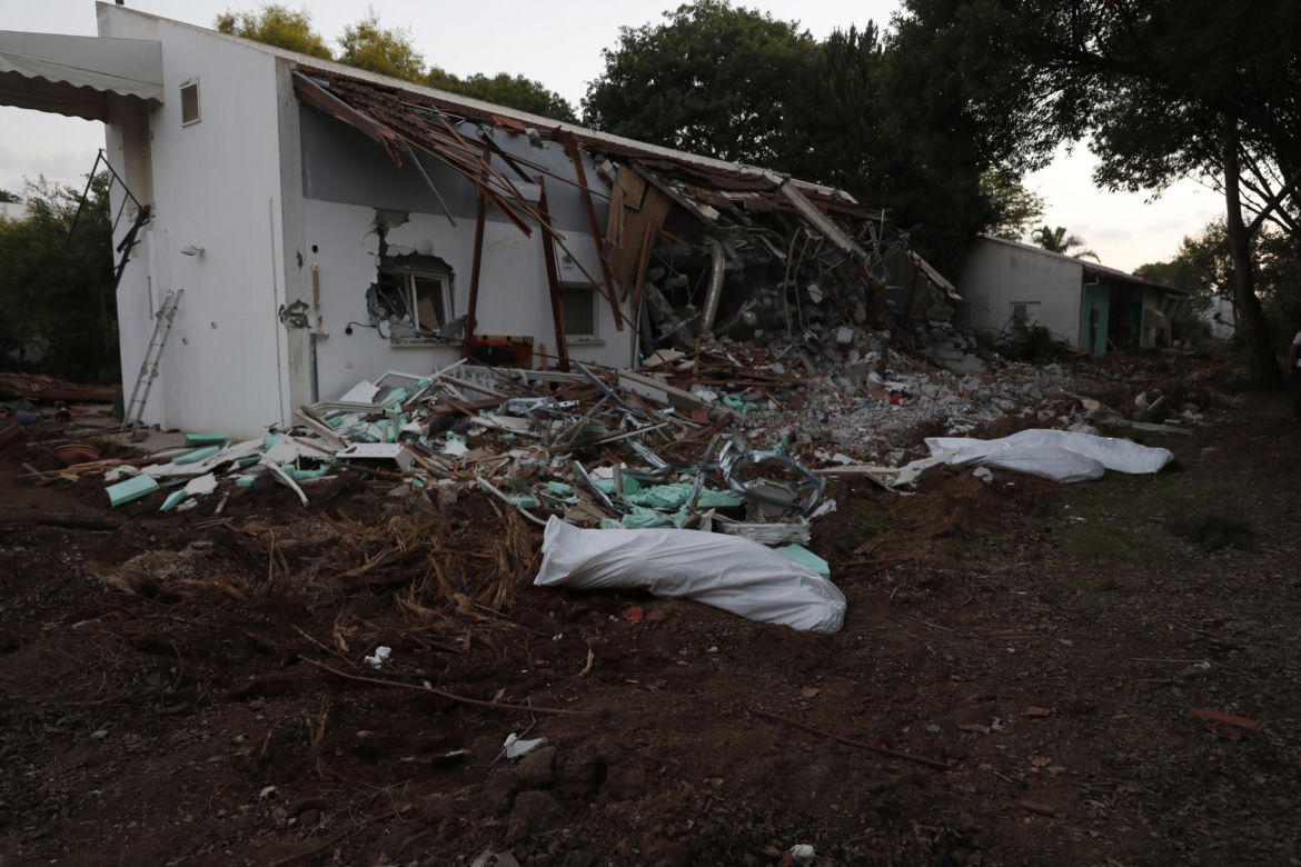 Rzeź w Izraelu. Hamas wciął dziecko z łona ciężarnej. "Chowaliśmy się pod stertą martwych ciał"