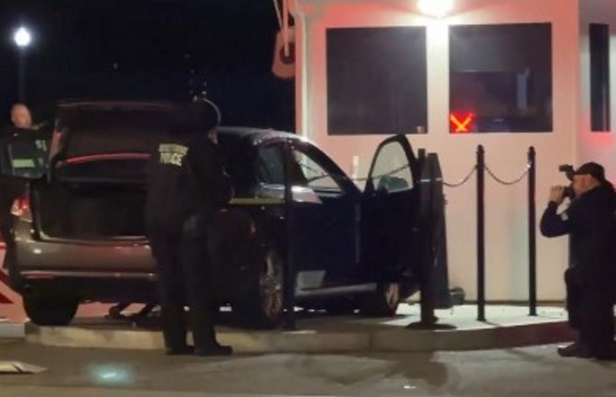 Panika pod Białym Domem. Auto sforsowało bramę. W budynku był Donald Trump!