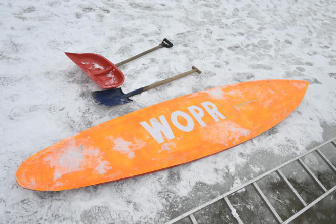 Gdy załamie się lód. Co robić, by uratować siebie lub kogoś, gdy wpadnie do wody?