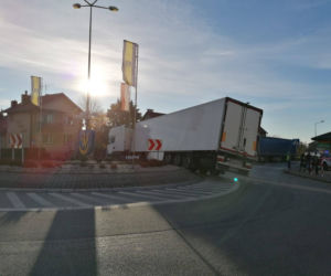 TIR zablokował rondo w Lisiej Górze