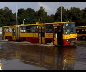 Nawałnica w ŁODZI: 30 zerwanych dachów, podtopione piwnice i garaże – efekty 20 minut burzy WIDEO