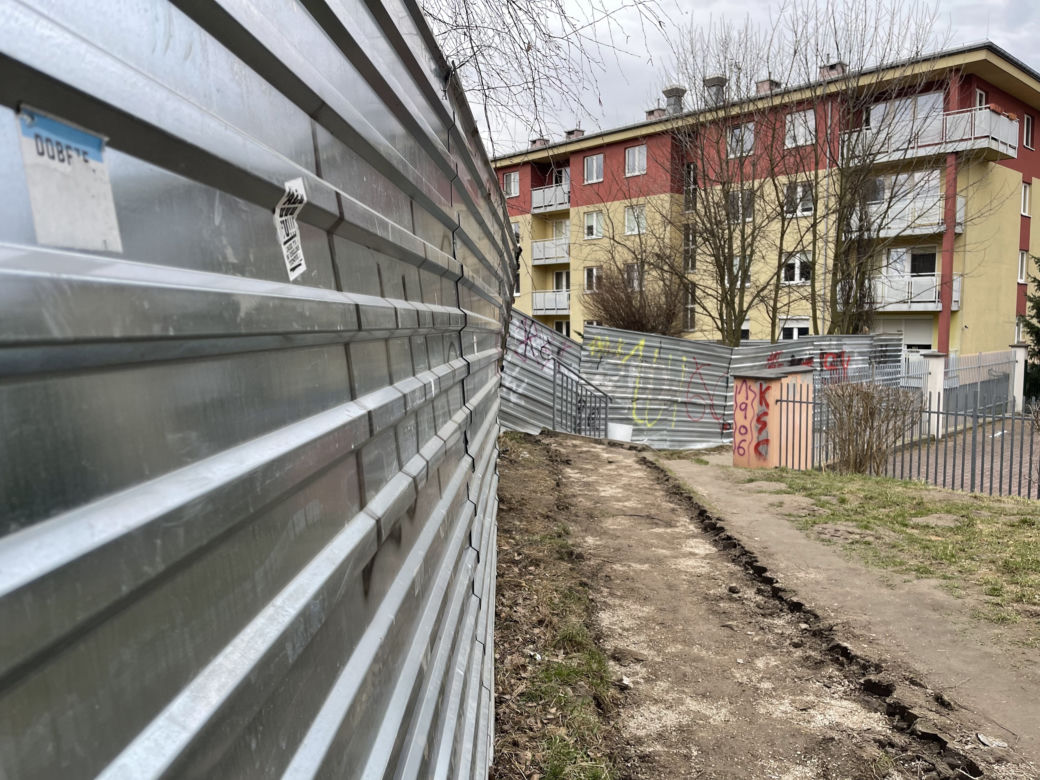 Mieszkańcy nie mogą już korzystać z popularnego skrótu. To teren prywatny dewelopera. „Niech nas pozamykają na osiedlu”