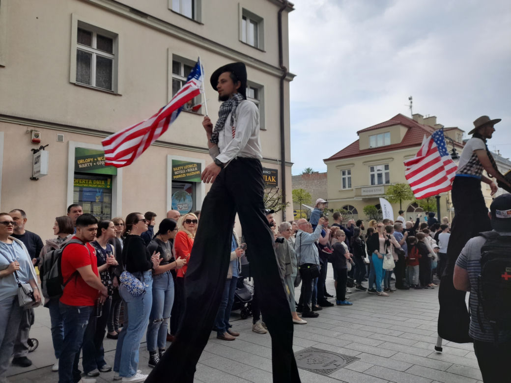 Elivis Presley w swoim cadillacu otworzył Święto Paniagi w Rzeszowie.  Wielki pochód w amerykańskim stylu!