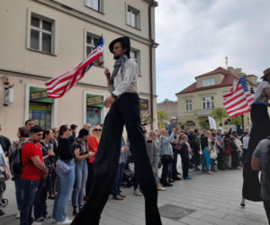 Elivis Presley w swoim cadillacu otworzył Święto Paniagi w Rzeszowie.  Wielki pochód w amerykańskim stylu!