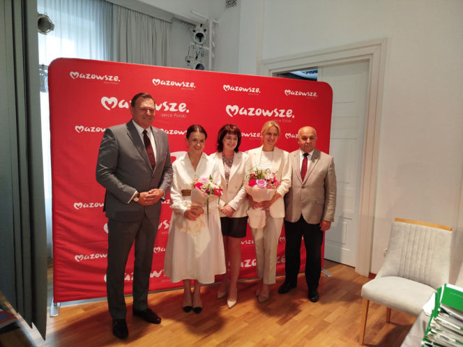 Dwie lokalne inwestycje z wysokim wsparciem unijnym. Umowy na budowę wiaduktu warszawskiego w Siedlcach i rozwój bioróżnorodności w Mrozach – już podpisane!