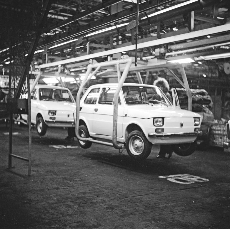 Samochody Fiat 126 na taśmie montażowej 