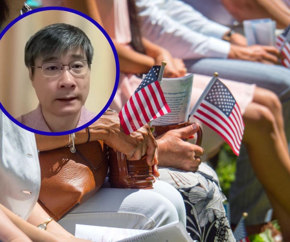 Ludzie trzymający małe flagi USA. Obok na miniaturze Xueqin Jiang. O przepowiedniach dla Stanów przeczytasz w Eska.