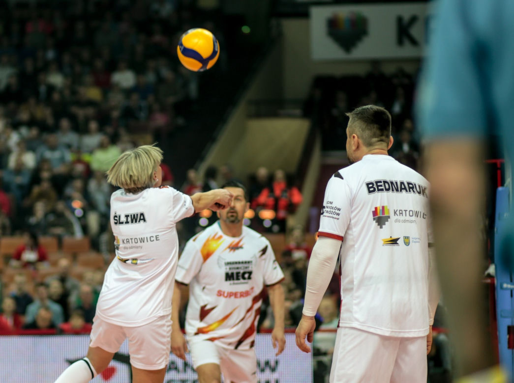 Legendarny Kosmiczny Mecz z Aniołami w Spodku: Gwiazdy zagrały dla Domu Aniołów Stróżów 