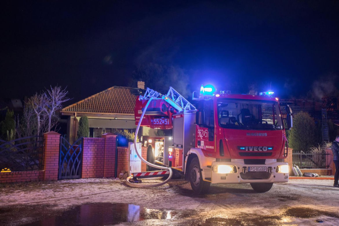 Pożar domu jednorodzinnego pod Piłą! Służby wezwał 14-latek, który był sam w domu [ZDJĘCIA]