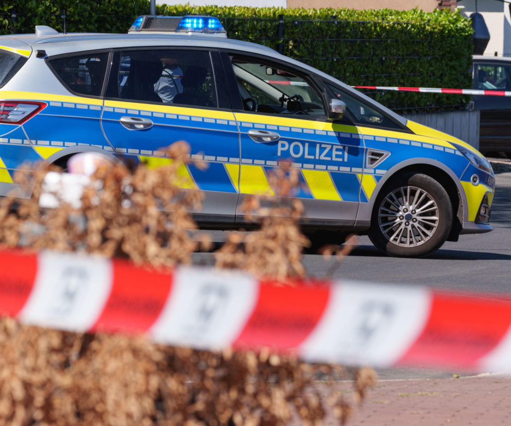 Radiowóz niemieckiej policji za biało-czerwoną taśmą. O dronie przy bazie wojskowej przeczytasz na Eska.