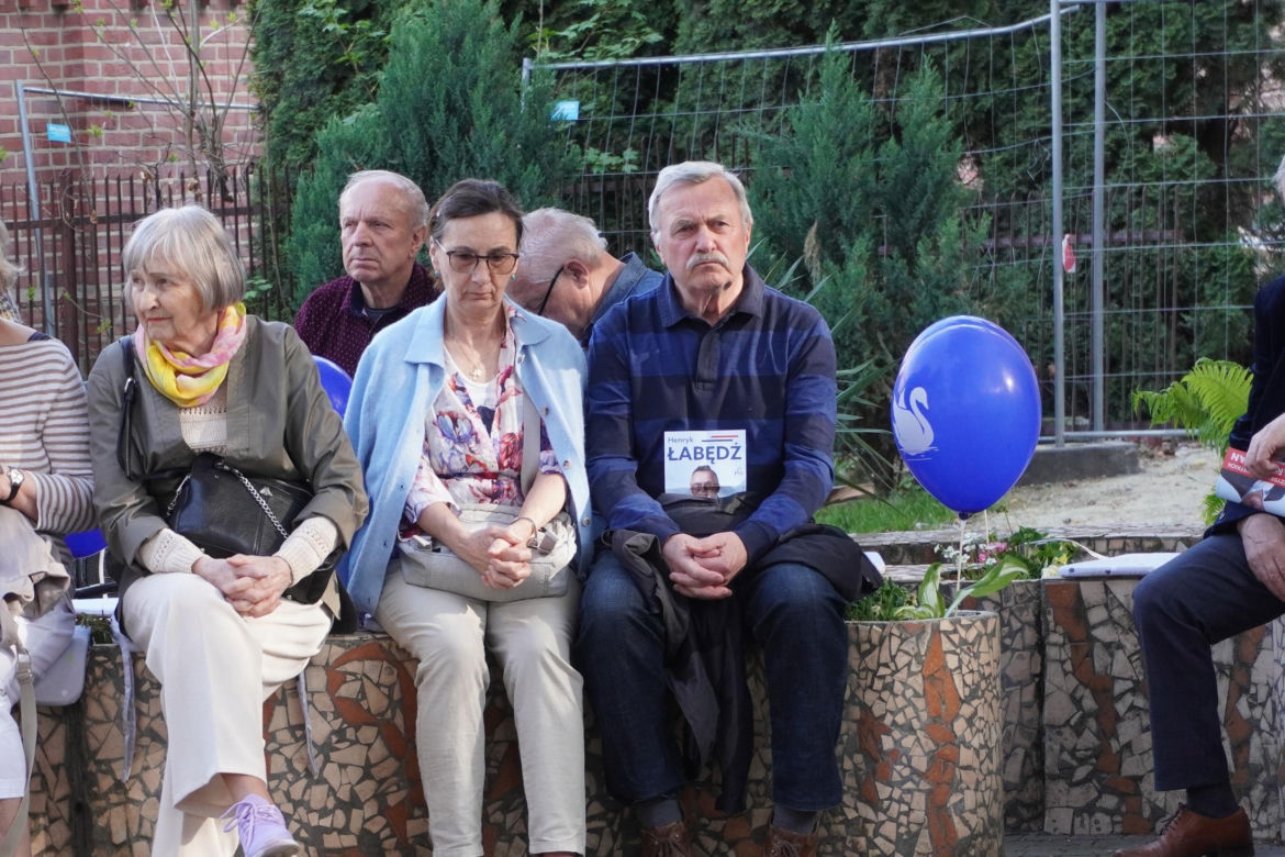 Henryk Łabędź spotkał się z mieszkańcami Tarnowa na skwerze Alicji i Jana Preiss