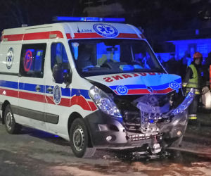 Poważny wypadek w Nowej Hucie. Karetka jadąca na sygnale zderzyła się z samochodem