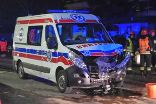 Poważny wypadek w Nowej Hucie. Karetka jadąca na sygnale zderzyła się z samochodem [ZDJĘCIA]