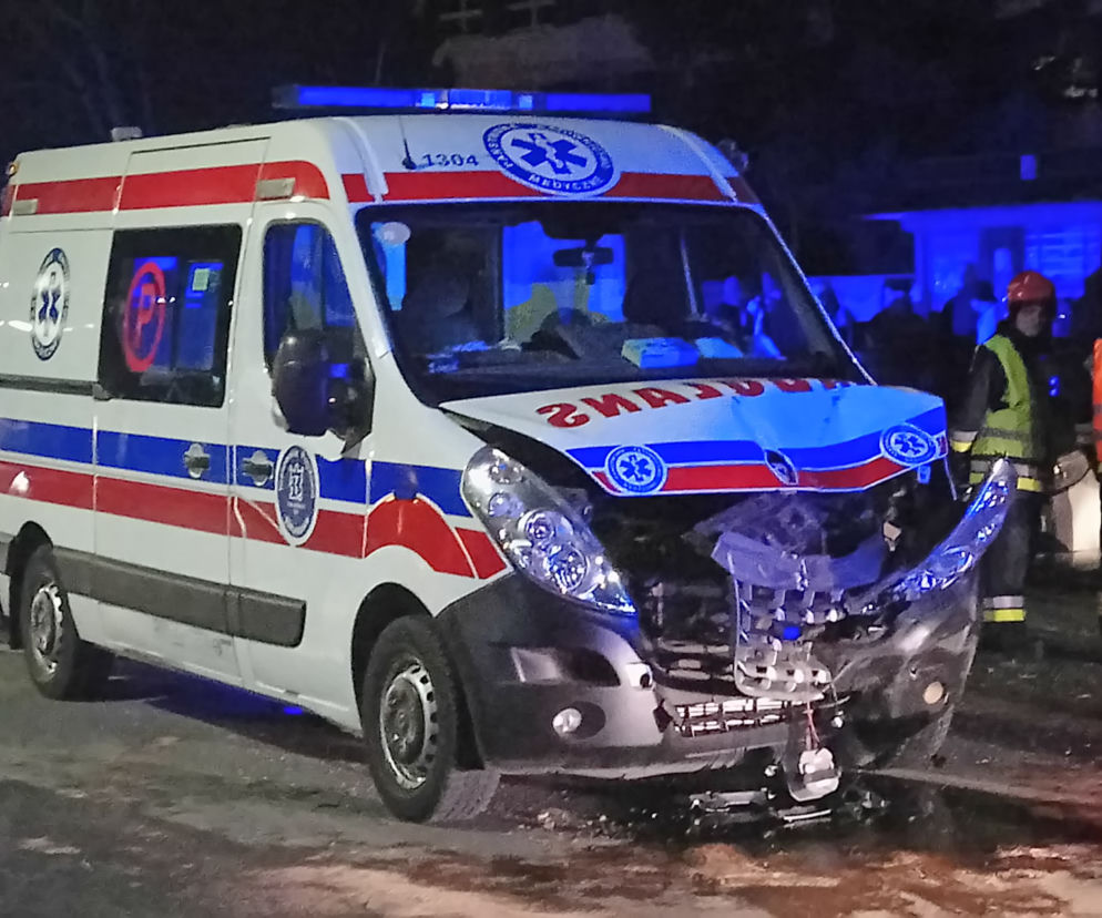 Poważny wypadek w Nowej Hucie. Karetka jadąca na sygnale zderzyła się z samochodem