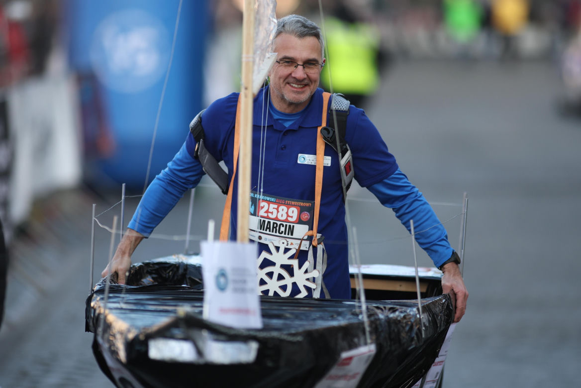 Krakowski Bieg Sylwestrowy 2024. Przebrania, sportowa rywalizacja i wspólne pomaganie 