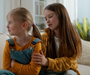 „Powiedz przepraszam” to za mało. Tak uczysz dziecko odpowiedzialności