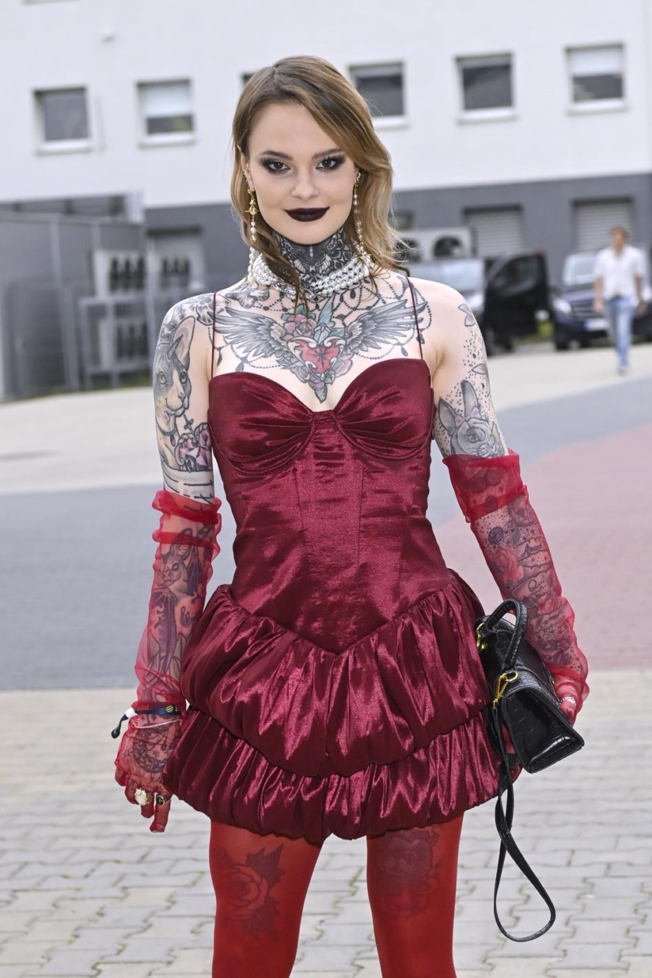 Mocne oko, ciemne usta i odważna sukienka. Monika Miller nie zna granic!