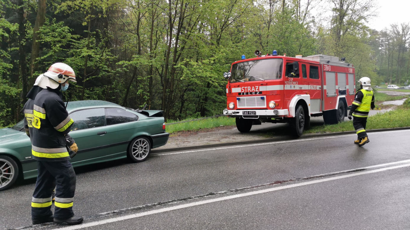 Groźny wypadek w Łękawce, przy skręcie na Piotrkowice. Poważne obrażenia kierowcy fiata