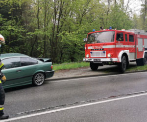 Groźny wypadek w Łękawce, przy skręcie na Piotrkowice. Poważne obrażenia kierowcy fiata