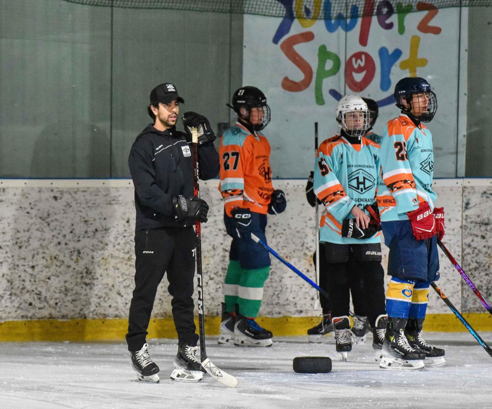 Trener Hector Majul i młodzi hokeiści na lodowisku w Toruniu. O szczegółach Hockey Campu przeczytasz na SE.