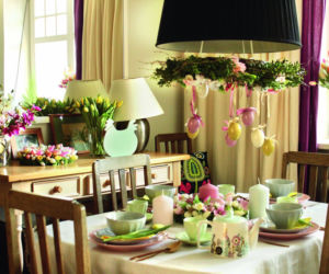 Wielkanocny stół pięknie nakryty - naczynia ze świątecznym motywem