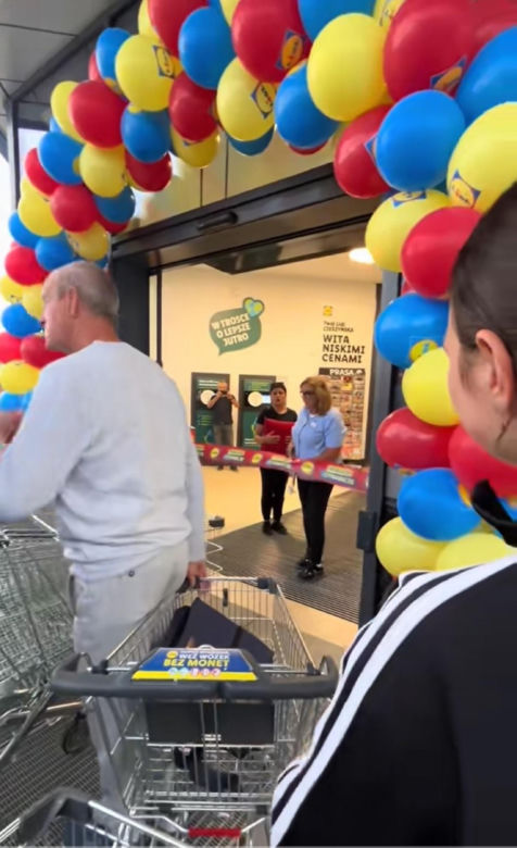 Szturm na nowego Lidla w Jasienicy. Tłumy mieszkańców od świtu czekały na otwarcie