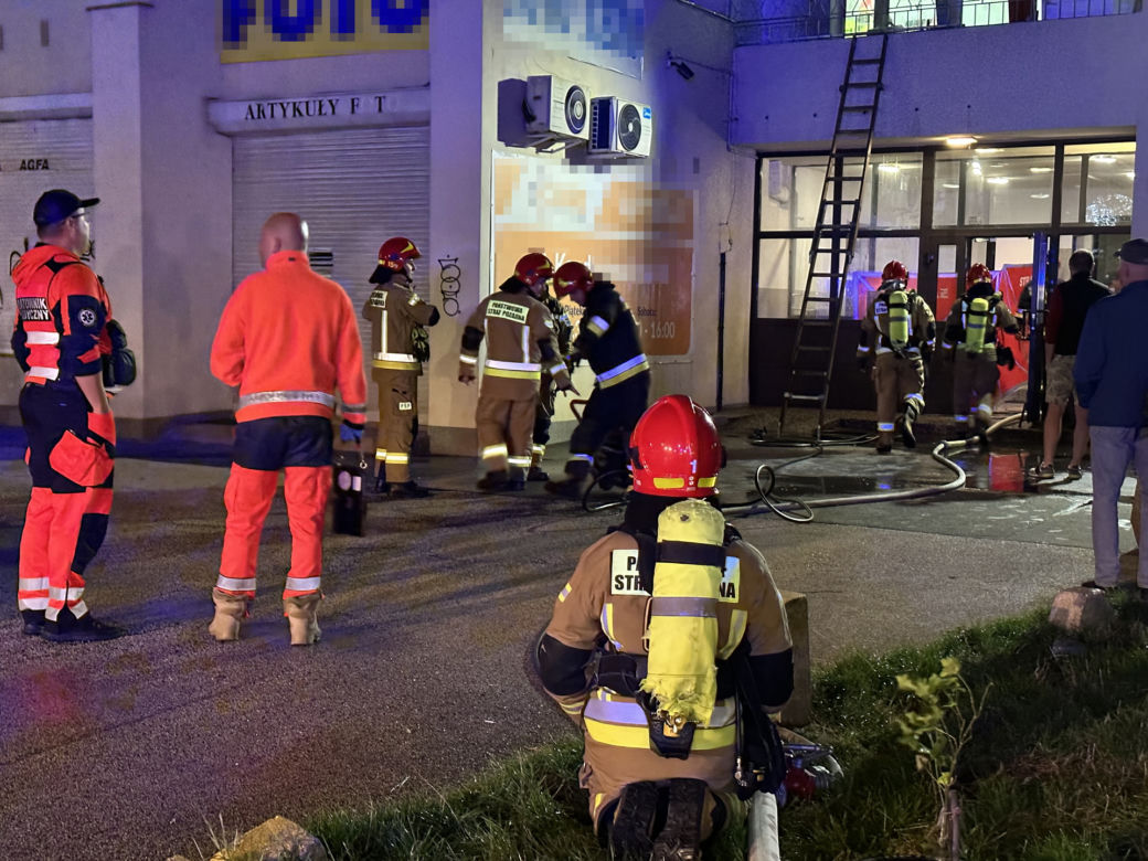 Spalone zwłoki mężczyzny na balkonie. Tragiczny pożar na Bródnie