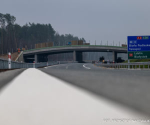 Na autostradzie A2 na wschód od Warszawy prace idą pełną parą, zarówno w dzień, jak i po zmroku