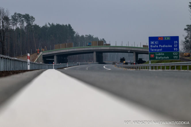 Na autostradzie A2 na wschód od Warszawy prace idą pełną parą, zarówno w dzień, jak i po zmroku