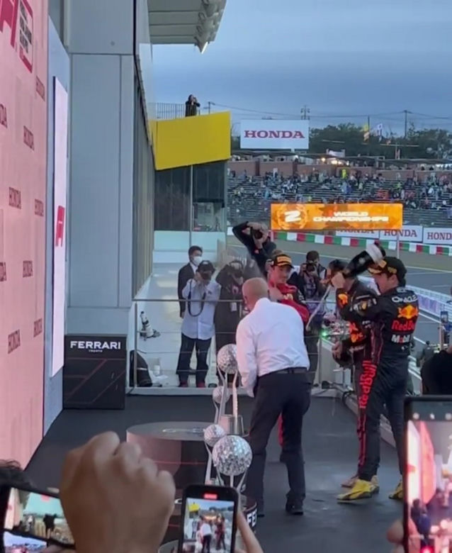 Bartosz Kurek z żoną na wyścigu F1 w Japonii