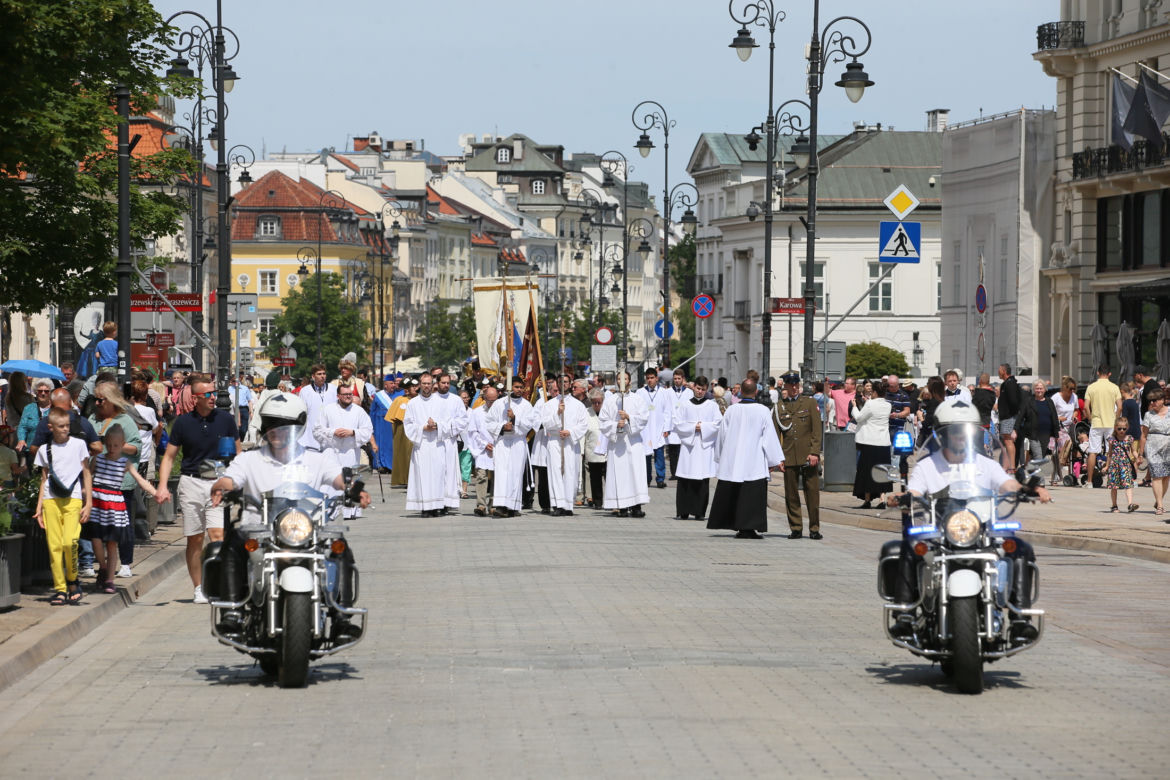 Centralna procesja Bożego Ciała w Warszawie. Ołtarze nawiązywały do wojny