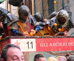 Rzucali w siebie pomarańczami, 140 osób zostało rannych. Dramat dla szpitali