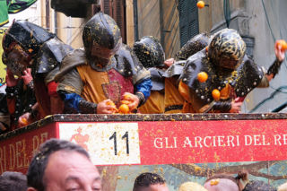 Rzucali w siebie pomarańczami, 140 osób zostało rannych. Dramat dla szpitali