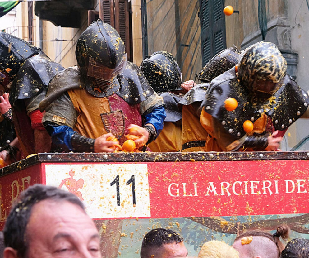 Włochy/ Ponad 140 osób odniosło obrażenia podczas kolejnej bitwy na pomarańcze w Ivrei