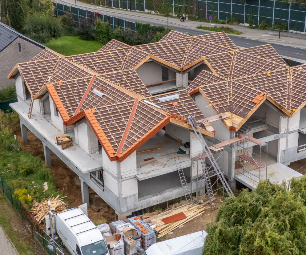 Betonowa konstrukcja nietypowego domu z wielospadowym dachem przy ulicy Relaksowej. O budowie przeczytasz w Architektura.