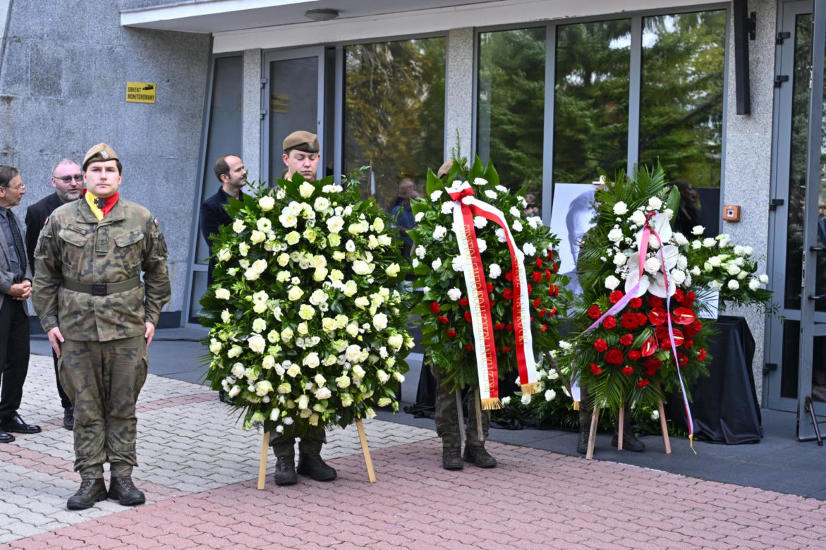 Jan Frycz - piękne kwiaty i wzruszające napisy na pogrzebie artysty