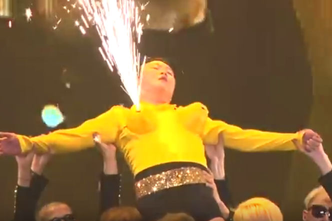 PSY z cyckami na koncercie