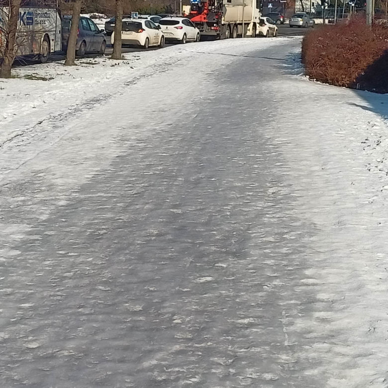 Bydgoskie chodniki jak lodowisko! Mieszkańcy są załamani. "Przecież na tym można się zabić!" [ZDJĘCIA]
