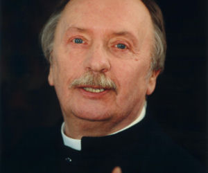 Wojciech Pokora odzywa się z zaświatów i siada z żoną w fotelu