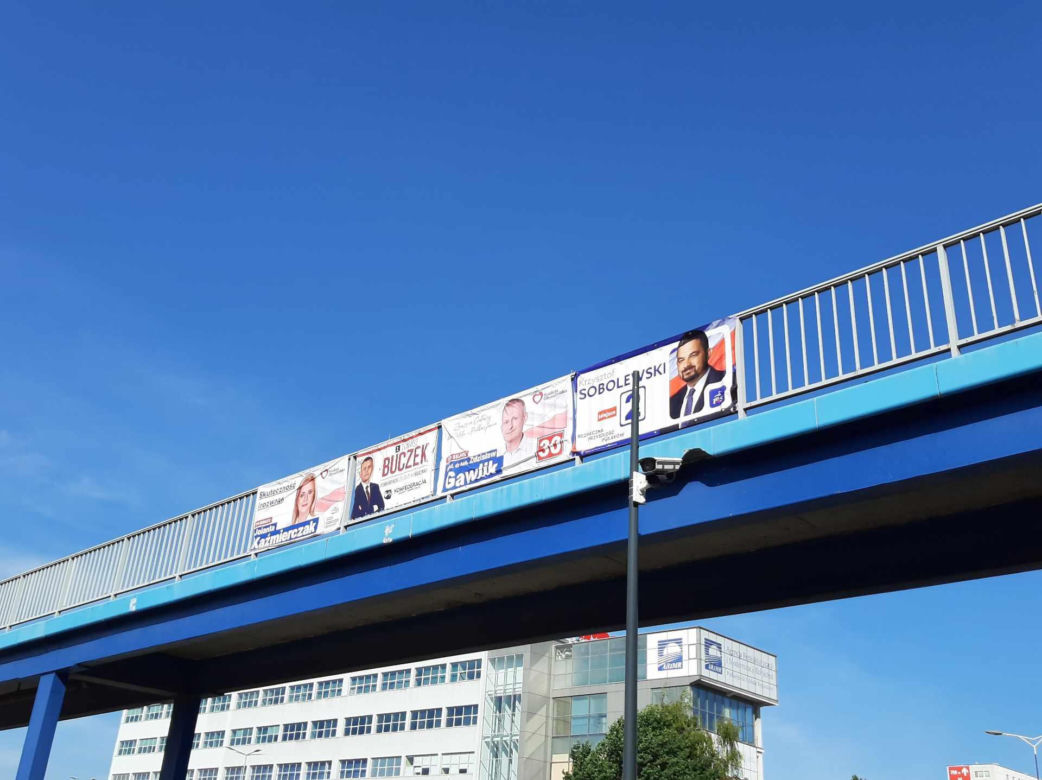 Rzeszowskie osiedla pozaklejane plakatami wyborczymi. Plakat na plakacie 