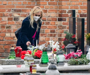 Monika Olejnik odwiedza grób rodziców