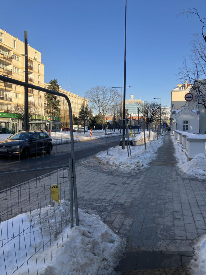 Tramwaj wzdłuż ul. Rakowieckiej w Warszawie w styczniu 2026