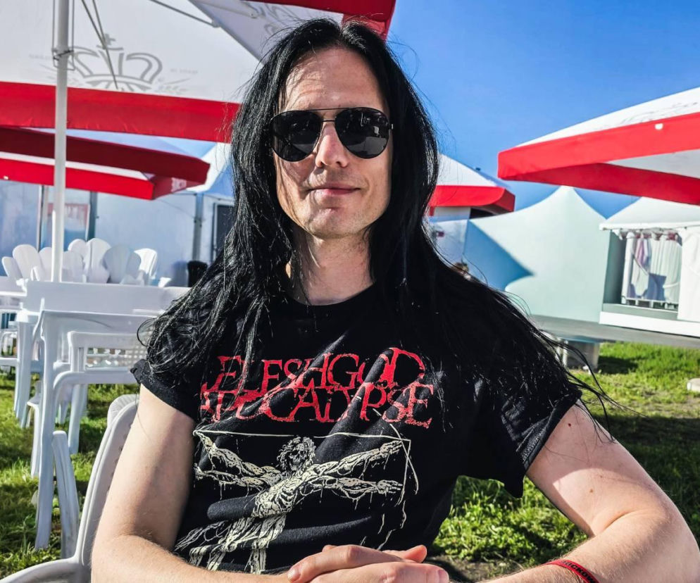 Muzyk Johannes Eckerström w okularach przeciwsłonecznych podczas wywiadu. O sukcesie zespołu Avatar przeczytasz na EskaRock.