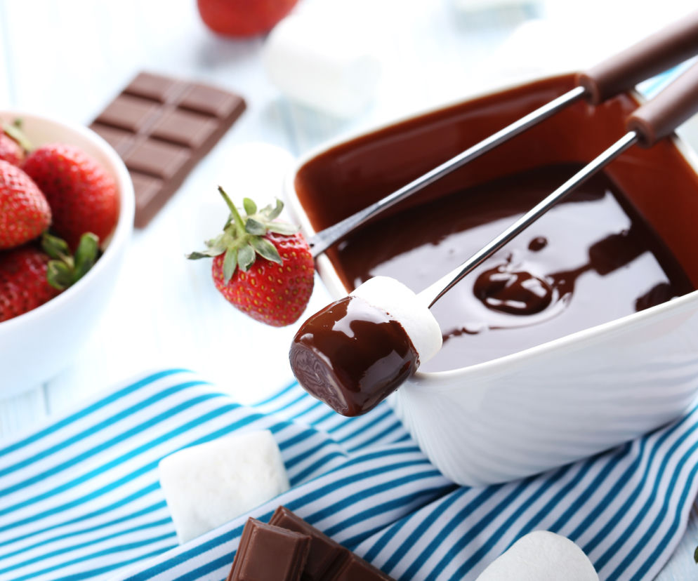 Fondue czekoladowe - deser, który najlepiej smakuje w gronie przyjaciół