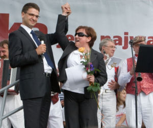 Beata Kempa śpiewa na wiecu PiS w Łomży 