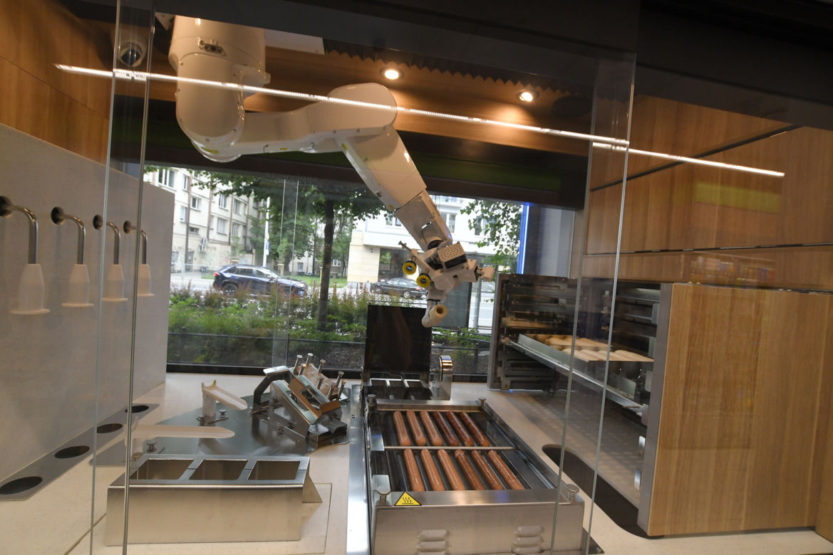 Warszawa miastem robotów. Parzą kawę, przynoszą paczki, dostarczają pizzę i śpiewają Sto lat