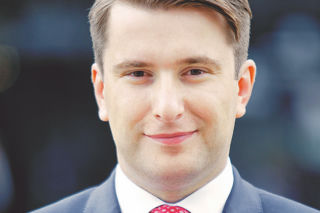 Polacy wciąż wydają więcej niż zarabiają