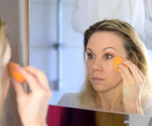 Podkład wchodzi w zmarszczki? Ten trik z gąbeczką za kilka złotych daje efekt „drugiej skóry”