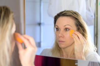 Podkład wchodzi w zmarszczki? Ten trik z gąbeczką za kilka złotych daje efekt „drugiej skóry”